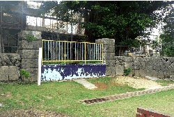 平良第一小学校の正門と石垣