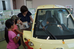 電気自動車に乗車