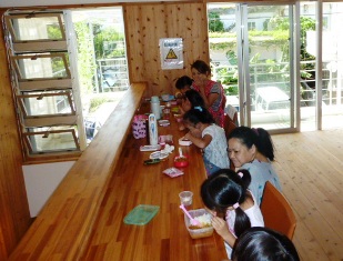 みんな笑顔でおいしそうにカレーを食べている様子