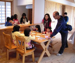 みんなでおいしく揚げもちを食べている様子